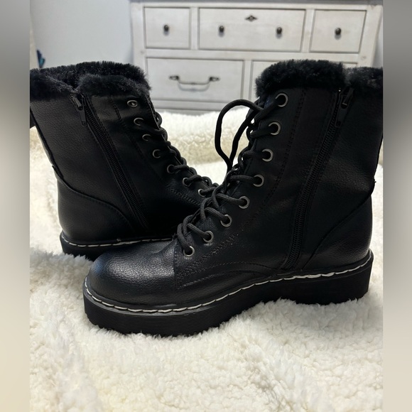 Black boots size 7 - 7 1/2 Sincerely Jules Brand - Picture 2 of 5